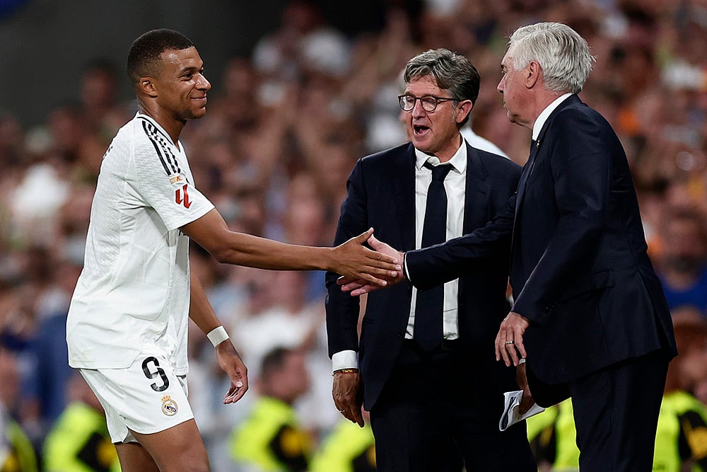 | Photo: AP/Pablo Garcia : La Liga 2024-25 Real Madrid vs Real Betis: Real Madrid's head coach Carlo Ancelotti shake hands with Kylian Mbappe